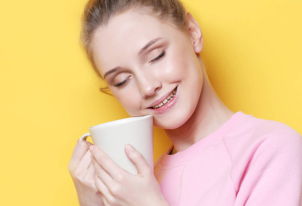 lifestyle, food and people concept: young pretty woman drinking coffee - Foto, afbeelding