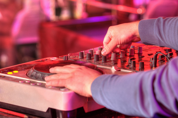 DJ mischt den Track im Nachtclub auf einer Party - Foto, Bild