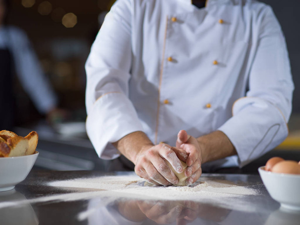 chef hands preparing dough for pizza - Foto, imagen