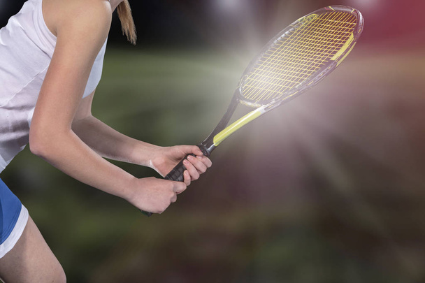Nainen pelaa tennistä ja odottaa palvelua - Valokuva, kuva