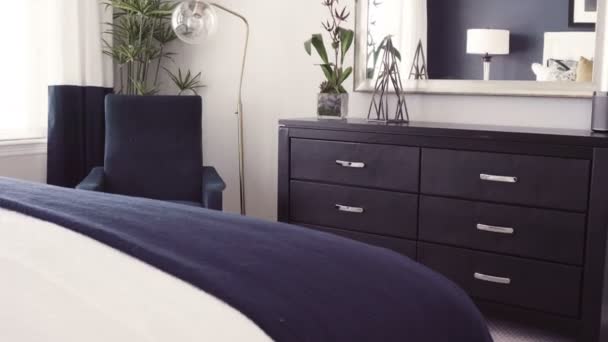 Ingerichte moderne slaapkamer in luxe huis. - Video