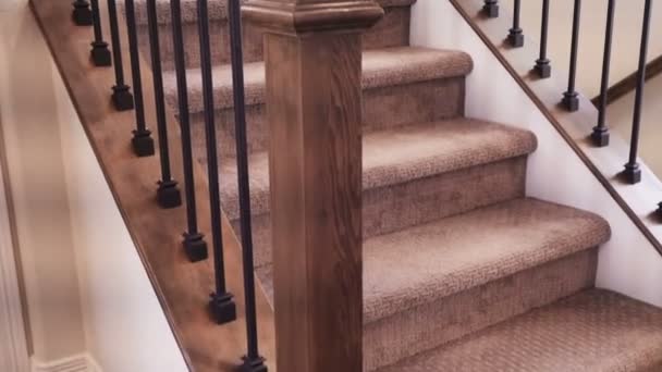 Το Top view κατοικημένη σκάλες σε πολυτελές σπίτι - Πλάνα, βίντεο