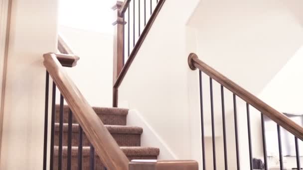 Bovenaanzicht van residentiële trap in luxe huis - Video