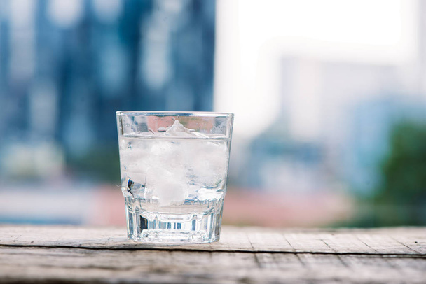 Склянка води і льоду на столі, холодний фільтр
 - Фото, зображення