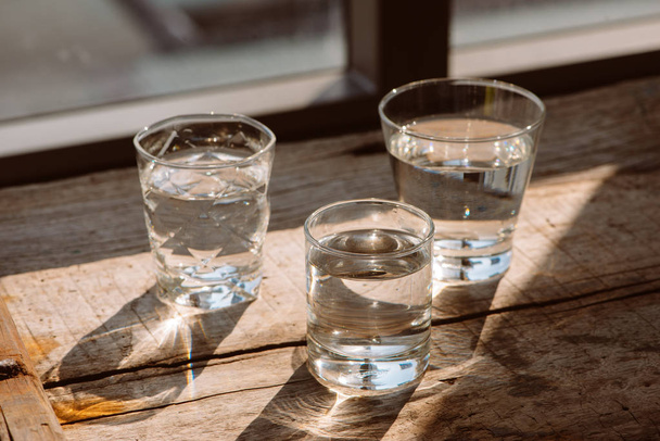 copos de água no chão de madeira
. - Foto, Imagem