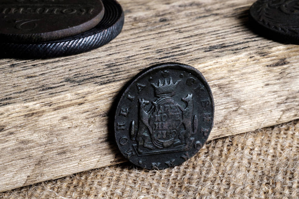 старі мідні монети на дерев'яному фоні, монети з обігу
 - Фото, зображення