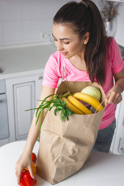 Giovane donna sana con verdure fresche in cucina
 - Foto, immagini