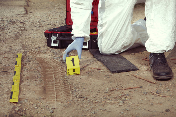 Investigación de la escena del crimen - exploración de huellas de neumáticos de automóviles dejadas en la escena del crimen
 - Foto, imagen