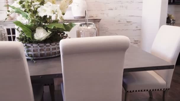 Moderní jídelní stůl v luxusní dům - Záběry, video