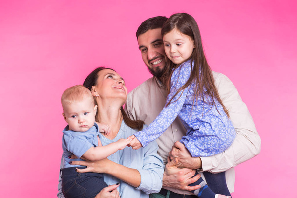 Portré, fiatal boldog vegyes verseny család felső rózsaszín háttér. - Fotó, kép