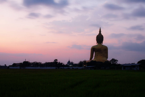 Boeddha met zonsondergang. - Foto, afbeelding