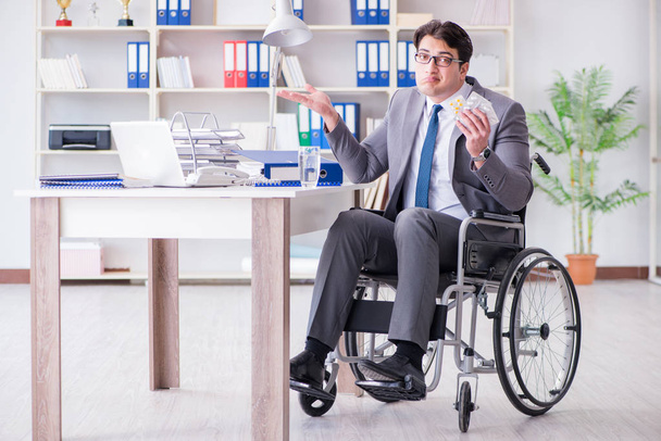 事務所で働く障害者のビジネスマン - 写真・画像