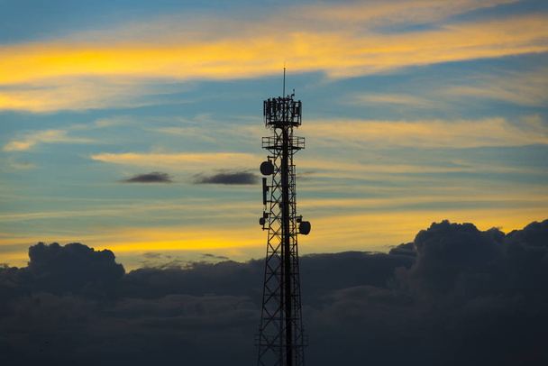 Antenne téléphonique au crépuscule
 - Photo, image