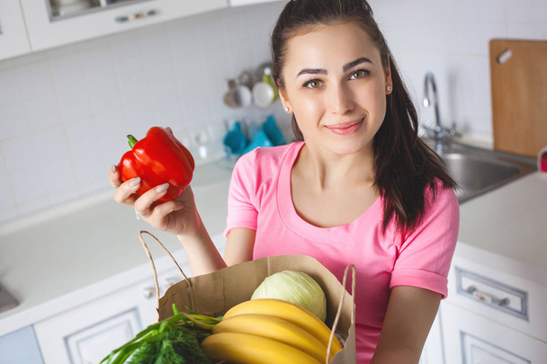 Młoda kobieta zdrowe ze świeżych warzyw w kuchni - Zdjęcie, obraz
