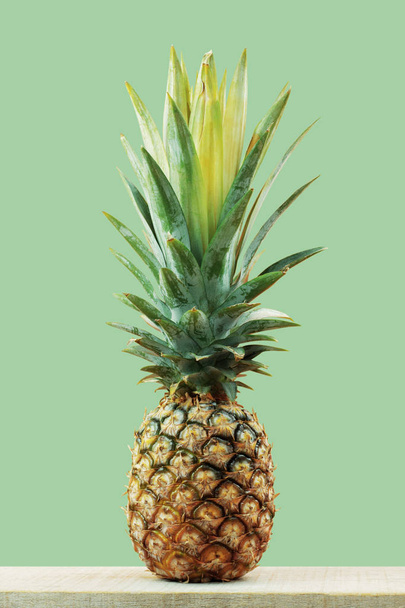 Ananas met groene achtergrond. - Foto, afbeelding