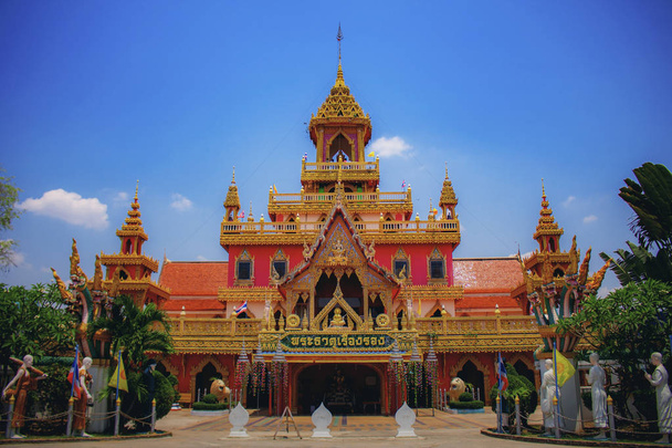 thai tempel mit blauem himmel. - Foto, Bild