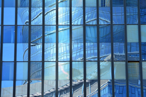 Městské pozadí abstraktní, detail moderní skleněnou fasádou, obchodní kanceláře. - Fotografie, Obrázek