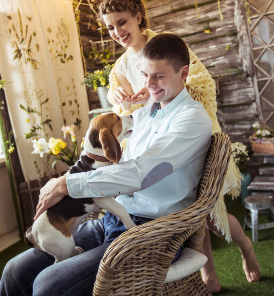 portrait of happy couple with pet in the living room - Fotografie, Obrázek