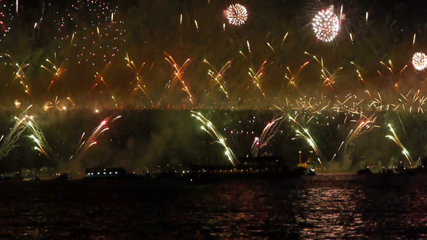 brug is decoreted met kleurrijke verlichting voor viering evenement - Video