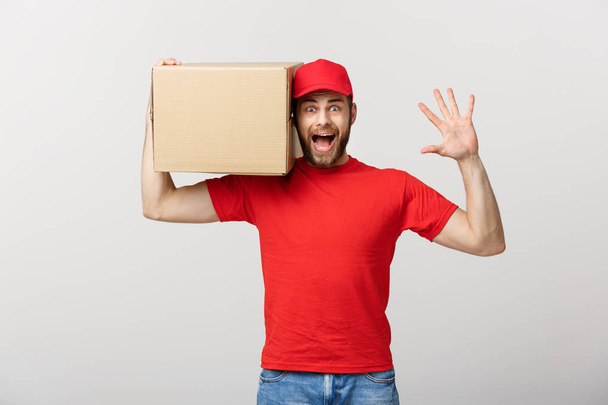 Entrega homem fazendo gesto surpresa segurando caixas de papelão
. - Foto, Imagem