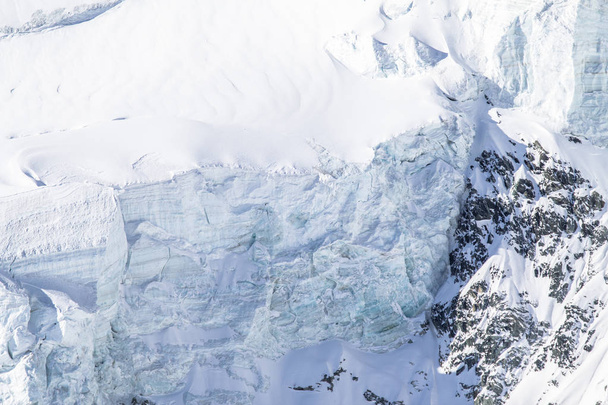 Glacier enneigé dans une montagne de Saas-Fee en Suisse
 - Photo, image