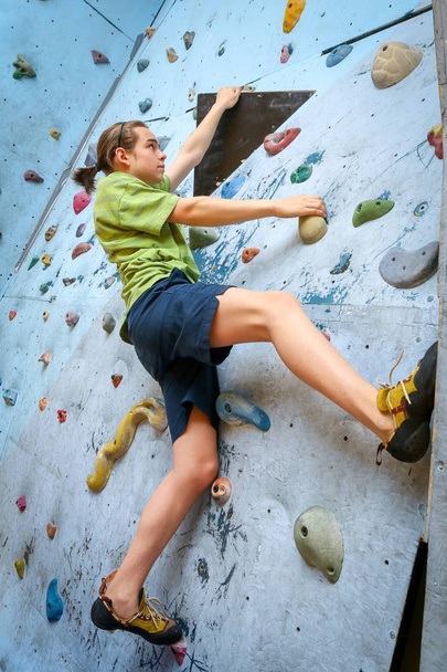 Formation de garçon adolescent sur le mur d'escalade
 - Photo, image
