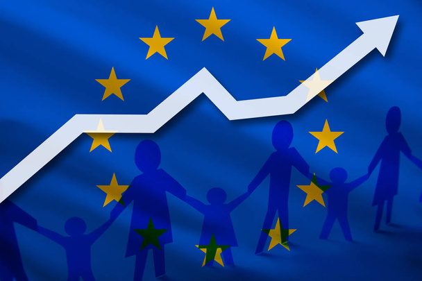 Σημαία της Ευρωπαϊκής Ένωσης σε φόντο ένα αναπτυσσόμενο βέλος επάνω και τα άτομα με τα παιδιά που είναι κρατώντας τα χέρια. Δημογραφική ανάπτυξη της χώρας, οι τουρίστες, πρόσφυγες, μετανάστες - Φωτογραφία, εικόνα