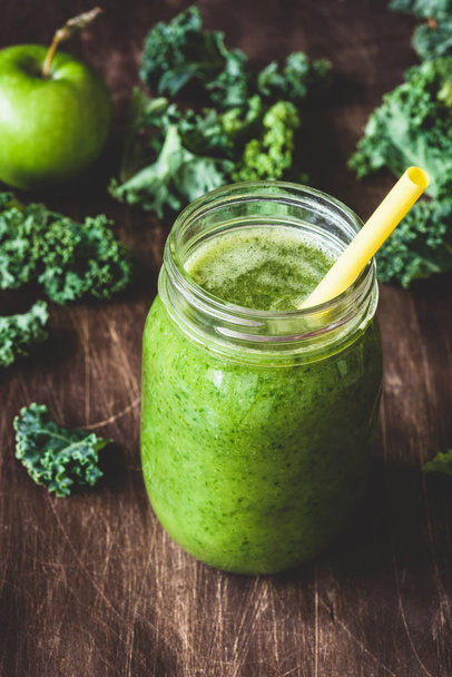 Healthy green smoothie on wooden table - Fotoğraf, Görsel