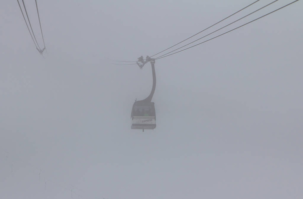 Wyciągi narciarskie w burzy śnieżnej - Zdjęcie, obraz