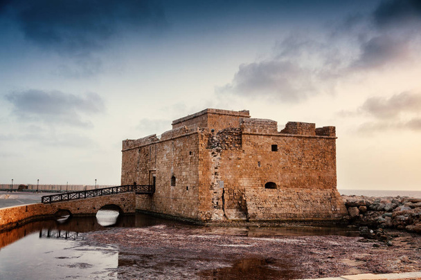afos Harbour Castle, Turkish Castle in Pathos, Cyprus on a sunse - Фото, зображення