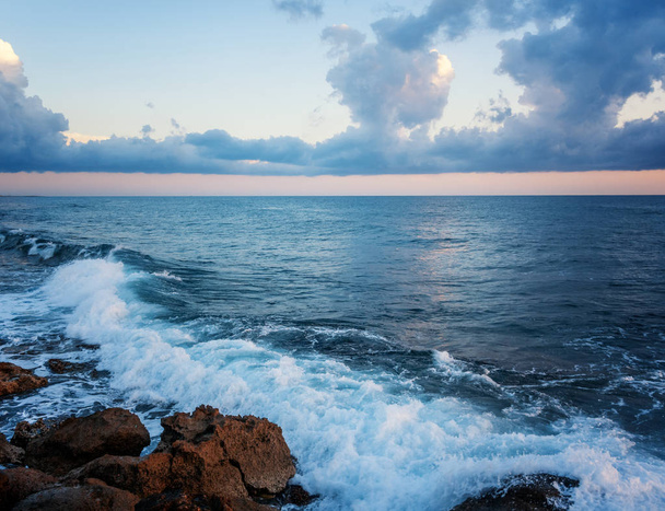 Beau paysage nuageux sur la mer, lever et coucher de soleil
 - Photo, image