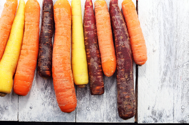 купа моркви. Ящик змішаної свіжої зібраної різнокольорової моркви
. - Фото, зображення
