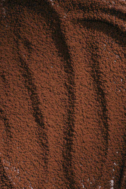 вид сверху на коричневый какао порошок
 - Фото, изображение