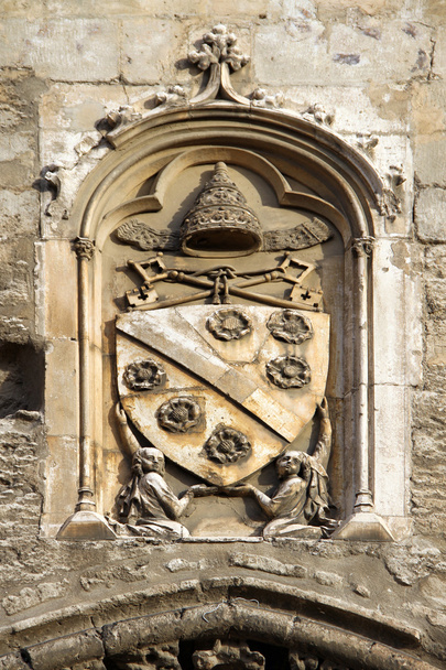 emblema papal en el Palacio de los Papas, Aviñón, Francia
 - Foto, Imagen