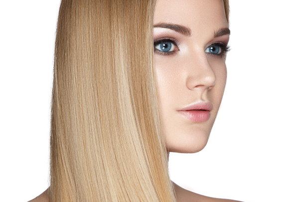 Portret van blonde model met gladde lange haren op witte achtergrond - Foto, afbeelding