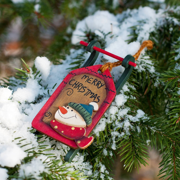 Decorazione giocattolo di Natale su ramo di abete, all'aperto
 - Foto, immagini