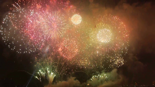 Feuerwerk über dem Meer bei Nacht - Filmmaterial, Video