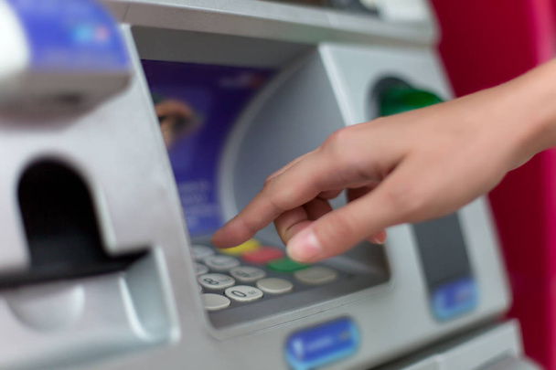 Uzavření ručně vstupního kódu PIN na klávesnici ATM bankovního počítače - Fotografie, Obrázek