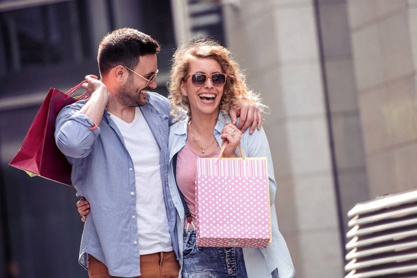 coppia trascorrere del tempo insieme durante lo shopping
 - Foto, immagini