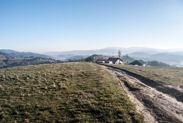 uitzicht vanaf de Ochodzita hill in het najaar Beskid Slaski gebergte in Polen - Foto, afbeelding