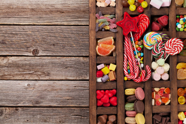 Renkli şeker kutusu. Lolipop, bademli kurabiye, şekerleme, marmelat ve şekerler. Selam yeri olan Üstten Görünüm - Fotoğraf, Görsel