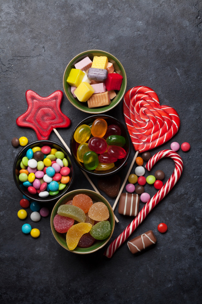 Dulces coloridos. Piruletas, macarrones, malvavisco, mermelada y caramelos. Vista superior
 - Foto, imagen