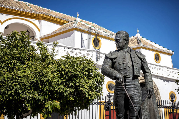 Sevilla, Andalúzia, Spanyolország: Curro Romero, a híres matadort, amikor a Sevilla, a Plaza de Toros de la Maestranza előtt szobra - Fotó, kép