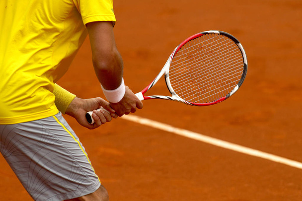 Um jogador de tênis esperando por um serviço durante um jogo
 - Foto, Imagem