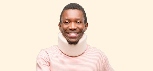 Afrikaanse zwarte gewonde nek brace dragen houdt handen verwelkomen in handdruk pose, uiting van vertrouwen en succes concept, groet - Foto, afbeelding