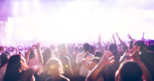 flou des silhouettes de la foule de concert à la vue arrière du festival
  - Photo, image