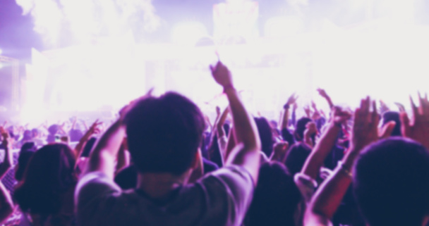 flou des silhouettes de la foule de concert à la vue arrière du festival
  - Photo, image