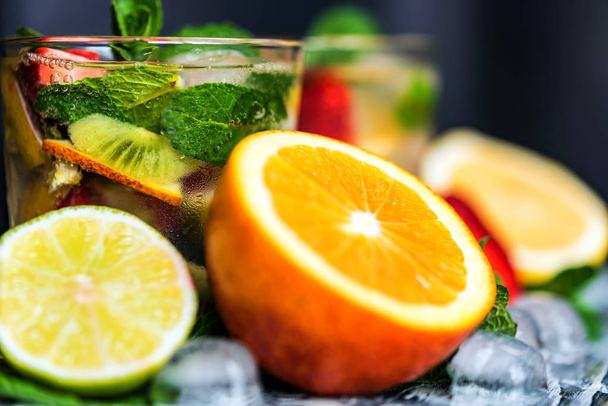 Homemade lemonade with fruit and mint - Foto, afbeelding