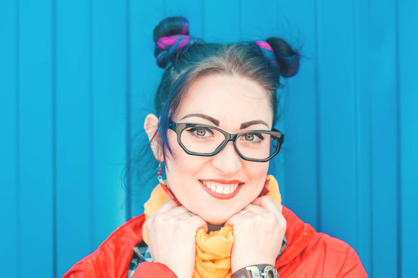 Jovem mulher hipster moda bonita com cabelo colorido
  - Foto, Imagem