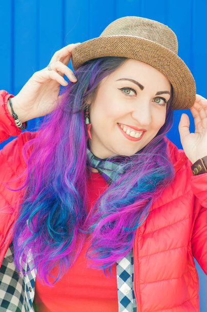 Muoti hipster nainen värikkäitä hiuksia hauskaa
  - Valokuva, kuva